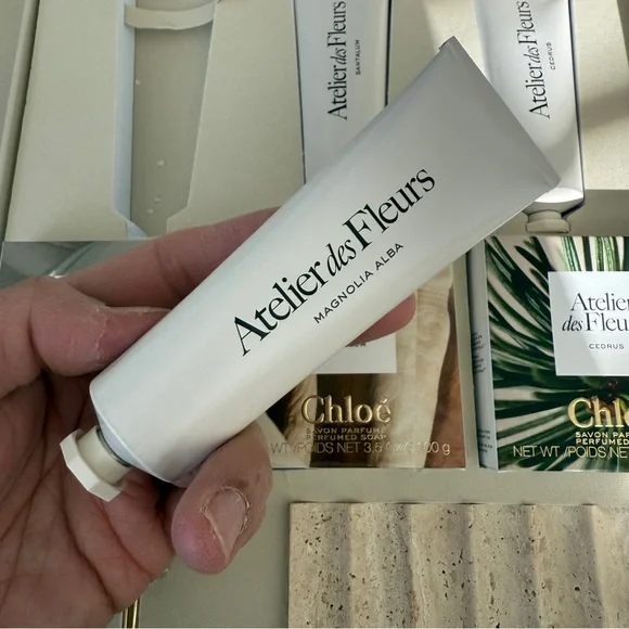 Chloé Atelier des Fleurs Book box set with 3 hand cream and extras brand new - Picture 9 of 16